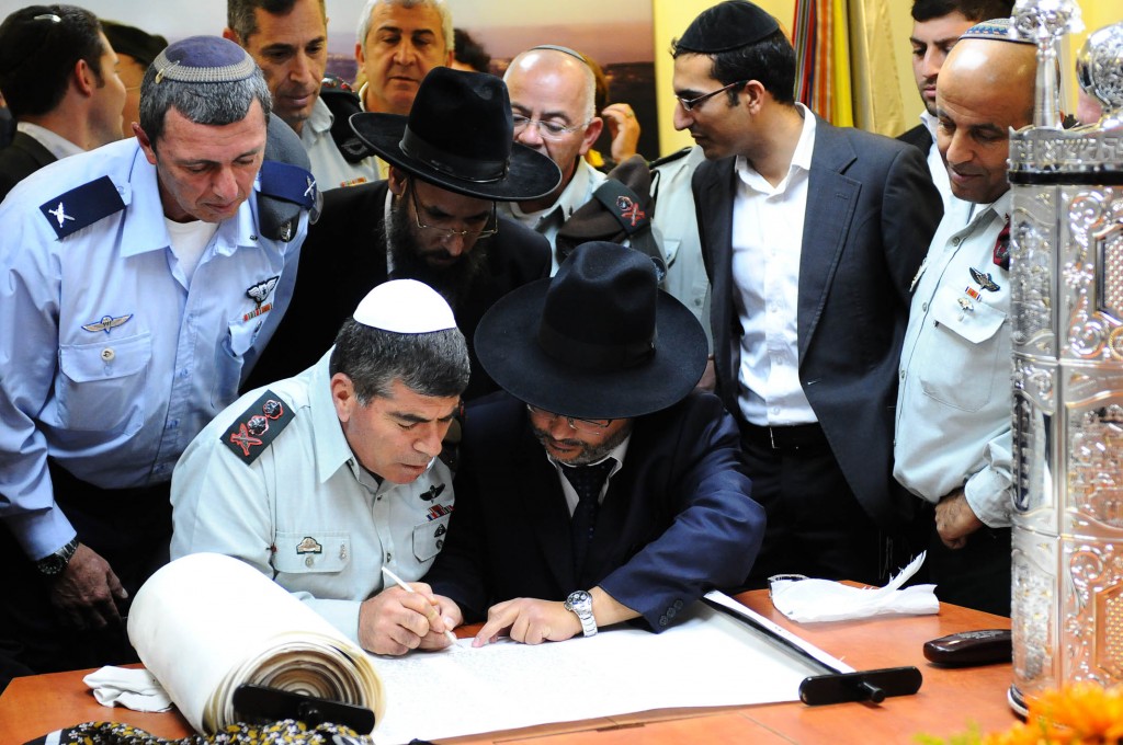 Orthodox Jews and IDF Soldiers Complete a Torah Scroll