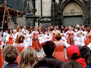 Circle of Dancing in front of Wittenberg's Town Church. Photo by author. 